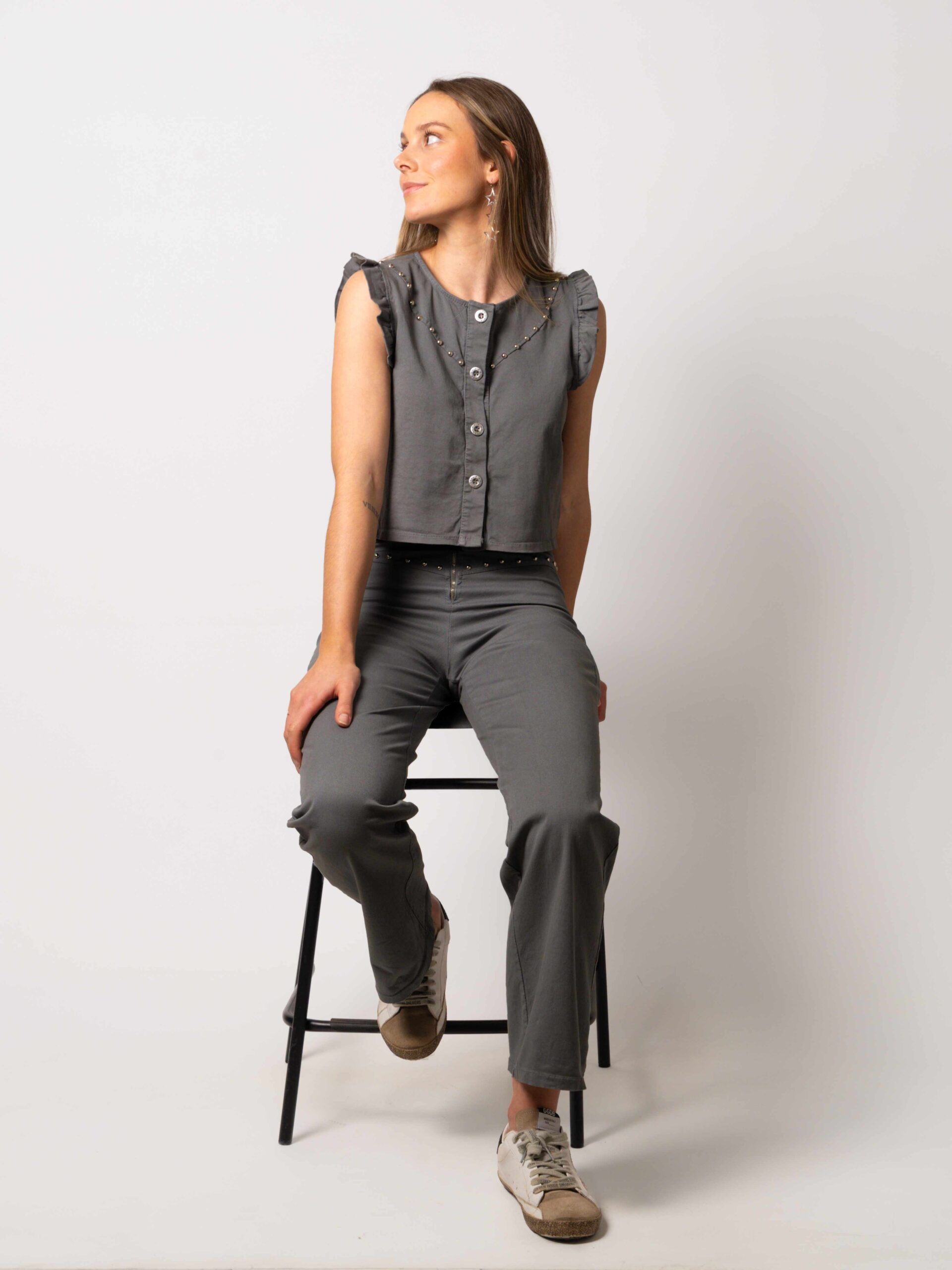 Pantalón Línea Tachuelas Gris